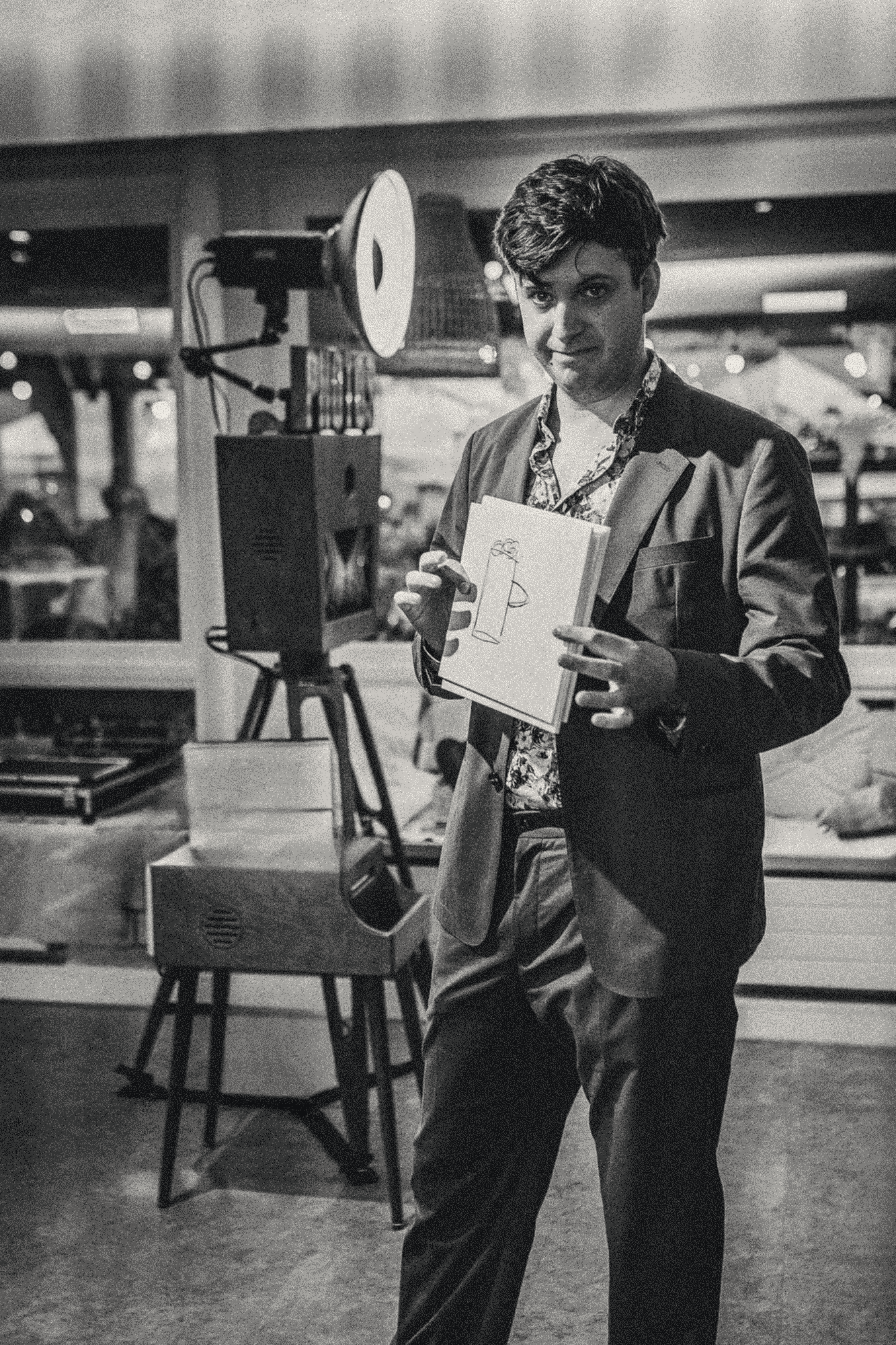 TOM hält ein von einem Zuschauer gemaltes Bild in der Hand.