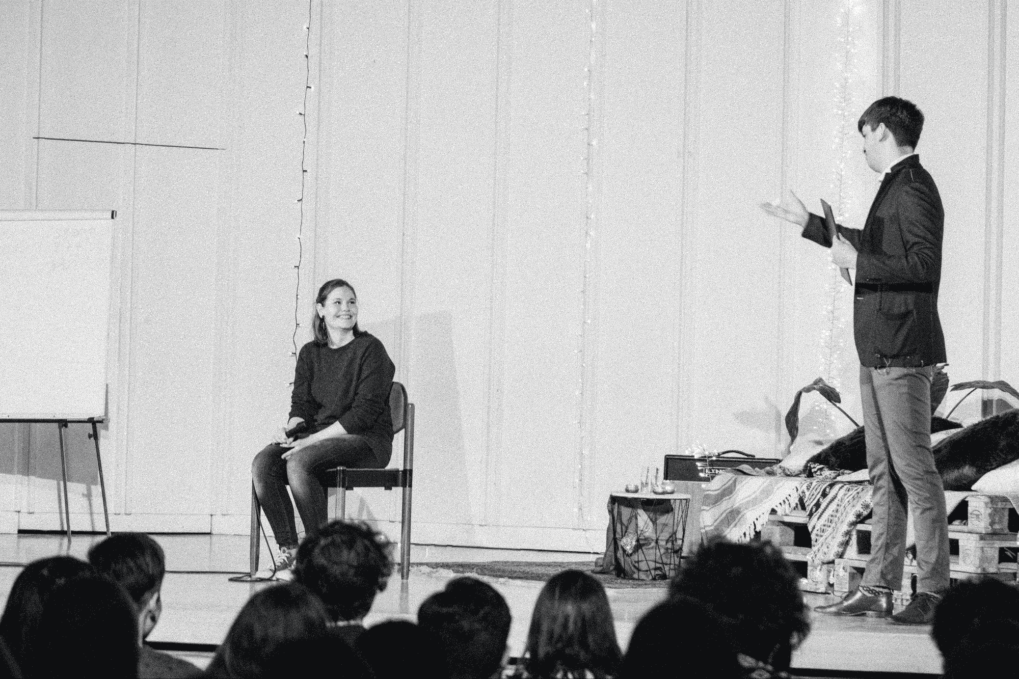 TOM mit einer jungen Frau auf einer Bühne vor Publikum