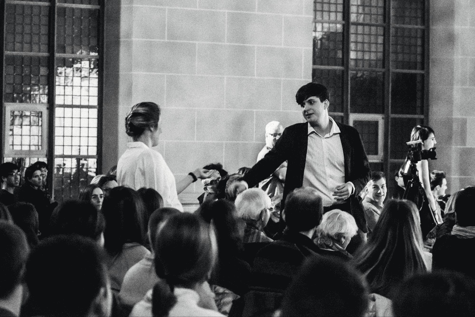 TOM in einer Kirche mitten im Publikum