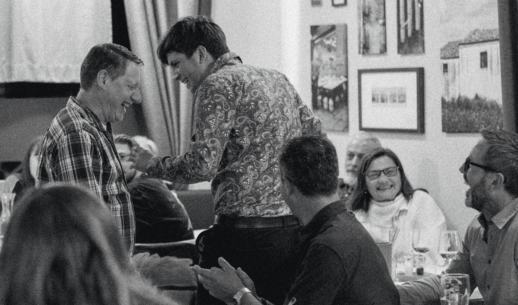 TOM SILVERI umgeben von lachenden Zuschauern in einem Restaurant